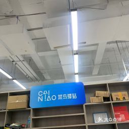 小区菜鸟驿站被关快递散落一地