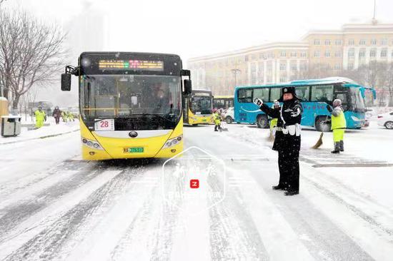 鹤岗暴雪破纪录 乘客雪中推公交