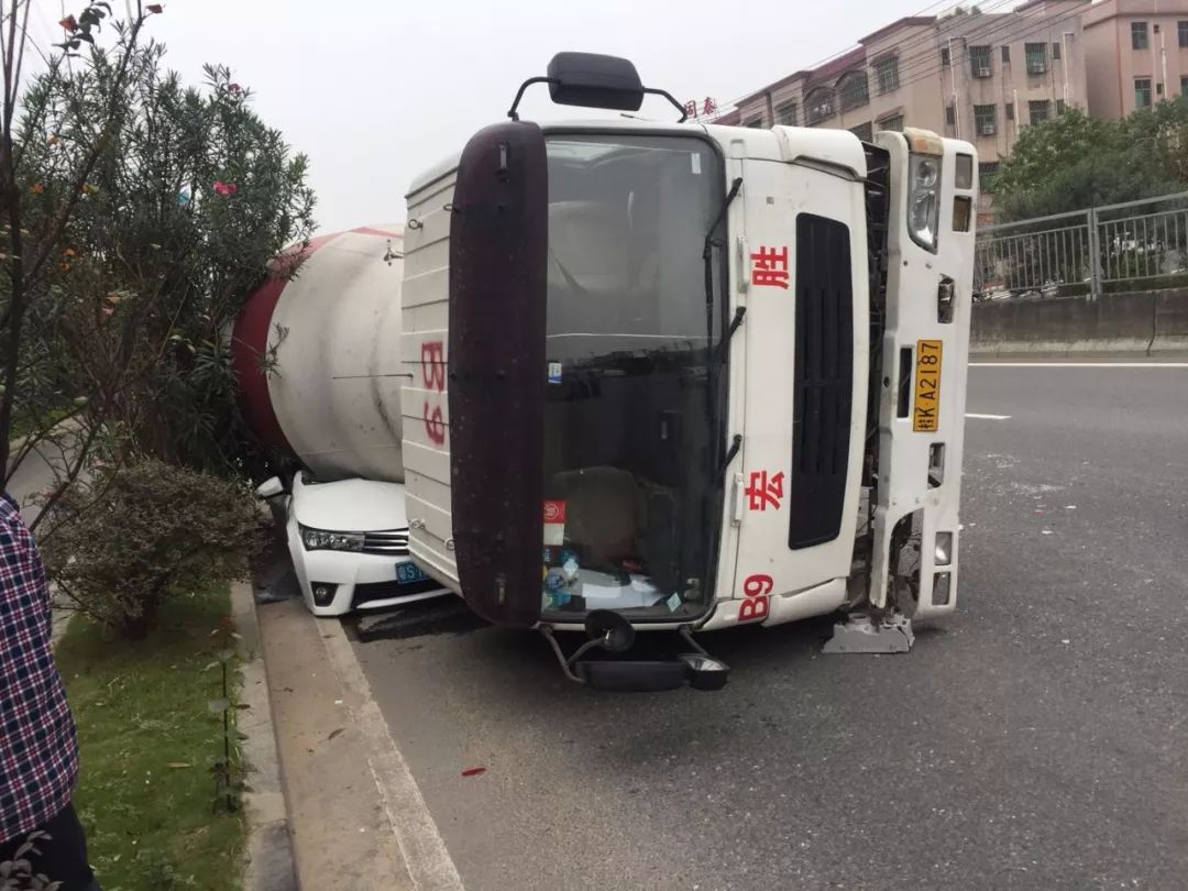 水泥罐车侧翻压扁私家车