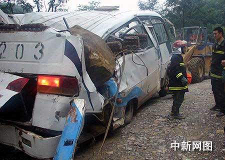 秘鲁天降巨石砸车 三名中国人遇害