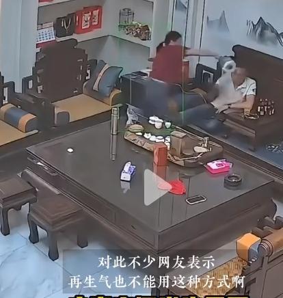 男子与女友吵架后怒喝洗发水，爱情失控引发悲剧