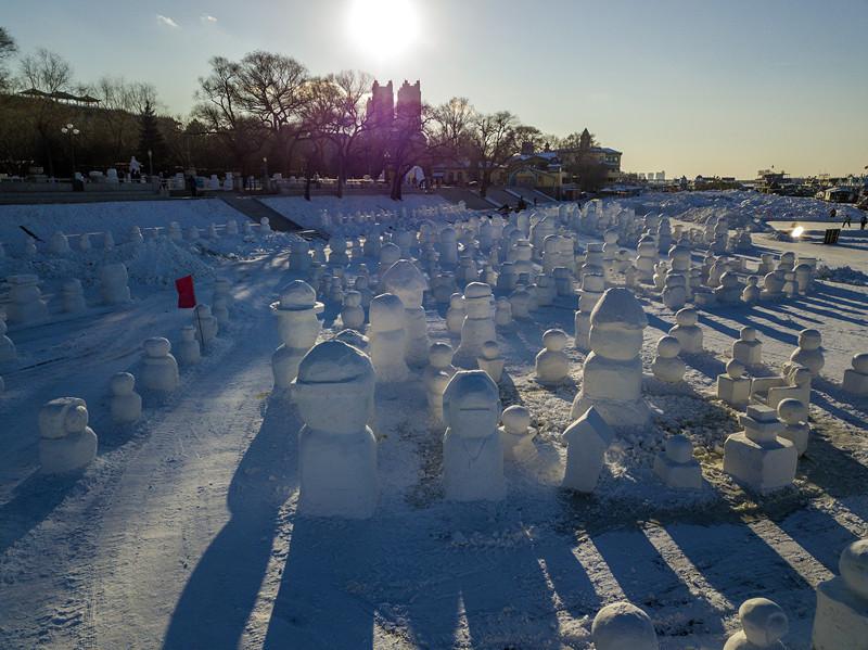 哈尔滨的第一个大雪人亮相