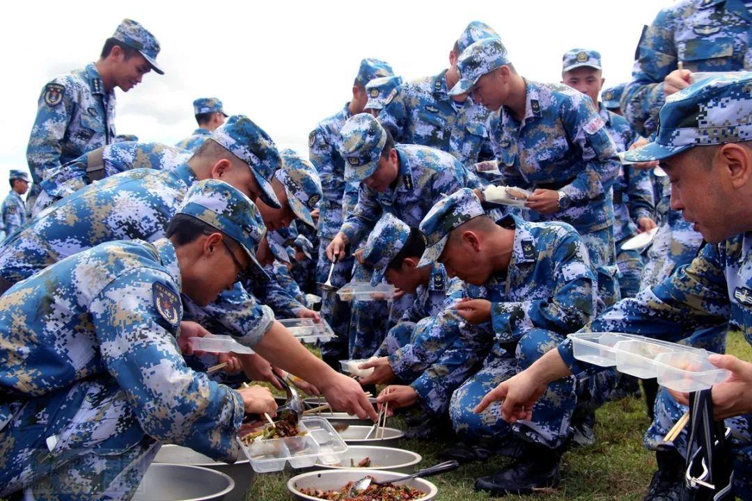 俄军前线餐食亮相国防部