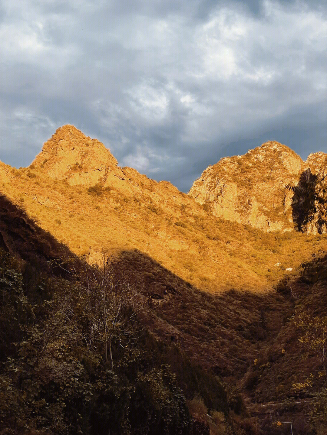 北京门头沟出现“日照金山”奇观