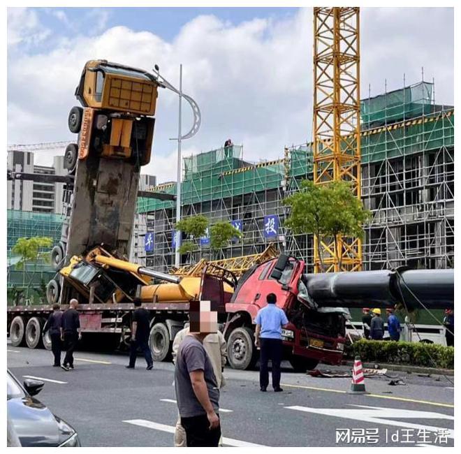 成都一小区拆除水塔时吊车吊臂连塔顶突然倒下