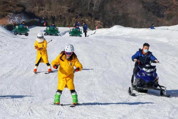 冰雪大世界开园火爆，游客凌晨三点裹棉被排队，冰雪大世界一周内成人票售罄，火爆程度超乎想象，冰雪大世界火爆原因，游客热情超乎预期，冰雪大世界火爆，对其他旅游景区有何借鉴意义？