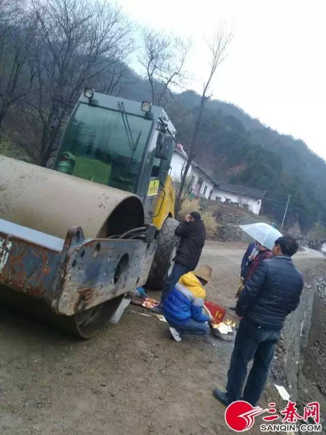 女子过马路遭压路机碾压身亡