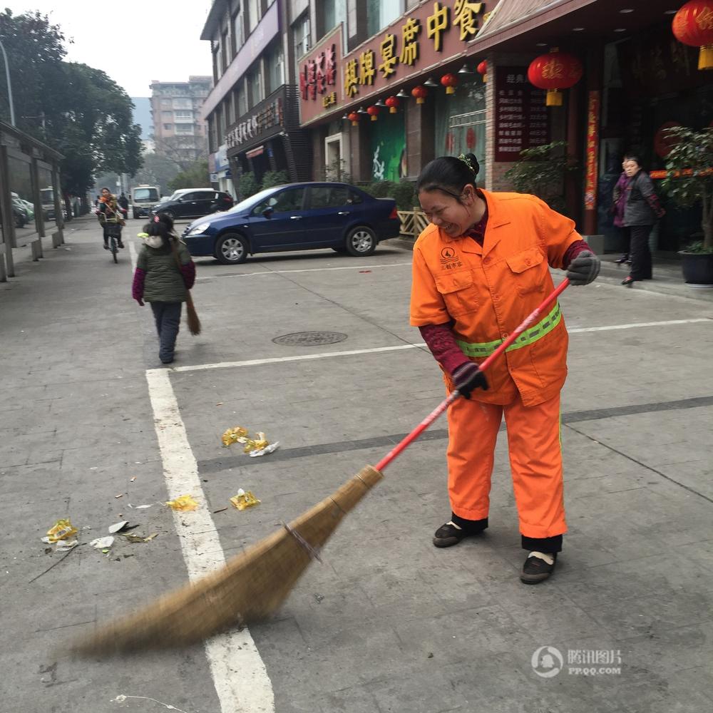 女婿5点起床帮环卫工丈母娘扫街